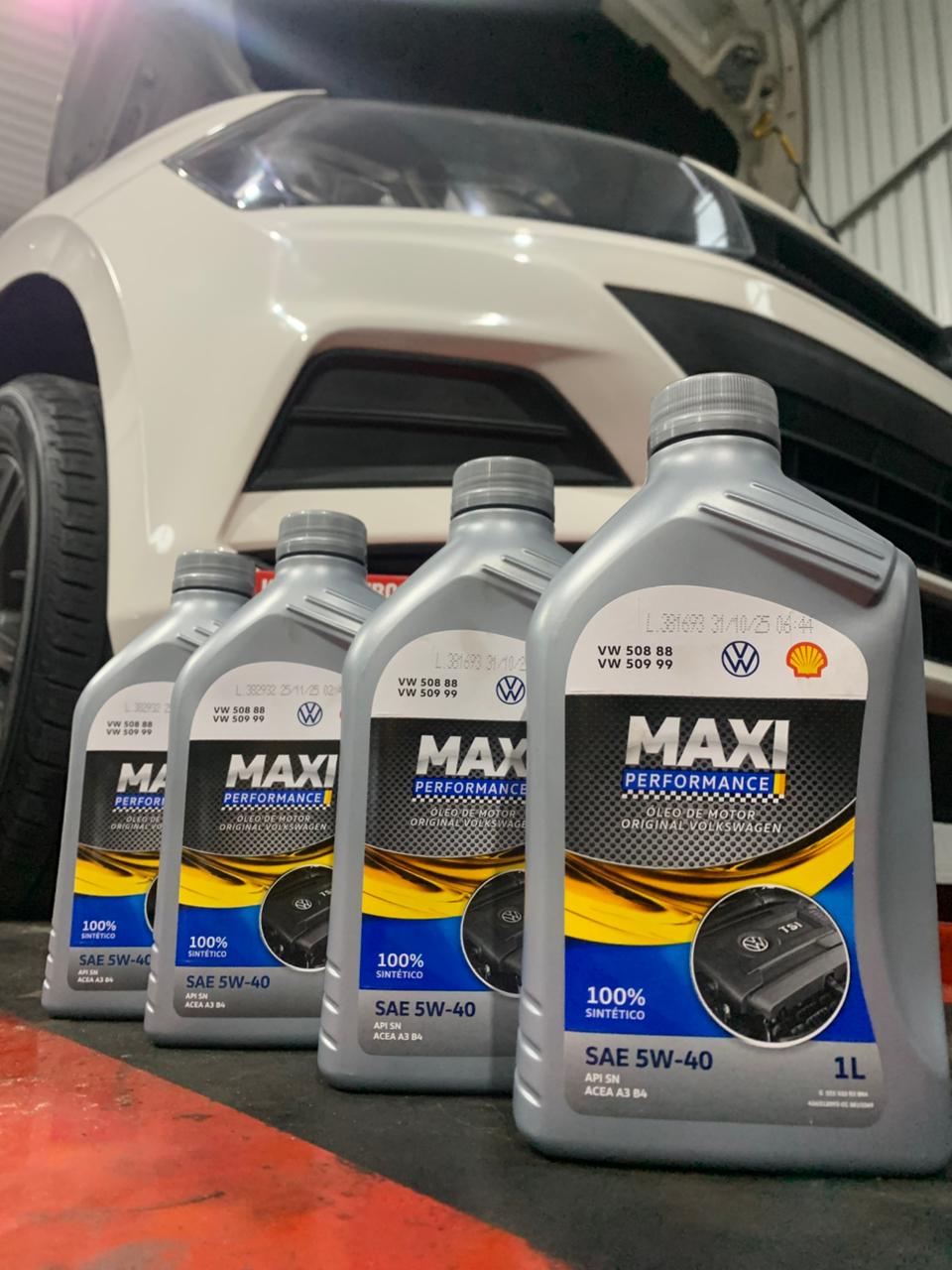 Embalagens de óleo Maxi Performance 5W-40 originais Volkswagen na bancada da oficina Ritter