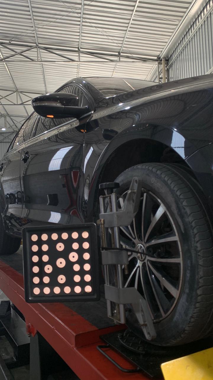 Equipamento de alinhamento e geometria 3D moderno escaneando a roda de um veículo na Ritter Auto Center