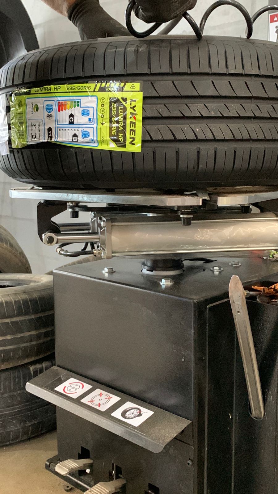 Pneu sendo balanceado em máquina profissional na oficina Ritter Auto Center